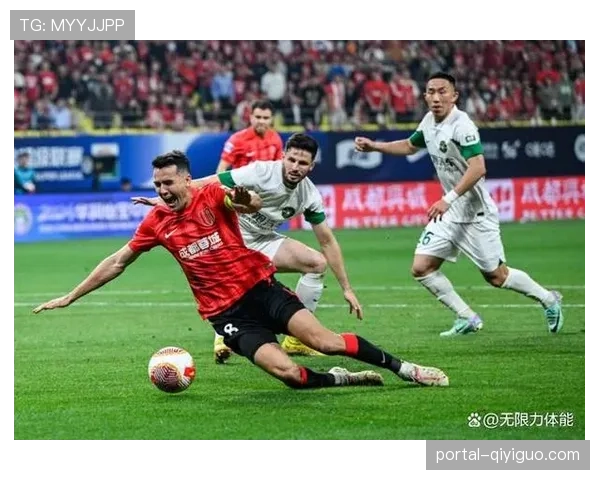 凤凰山球场声浪震天 川京大战现场氛围火爆