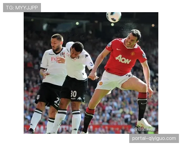 富勒姆主场球迷高唱队歌,克拉文农场球场气氛热烈 富勒姆主场球迷高唱队歌,克拉文农场球场气氛热烈